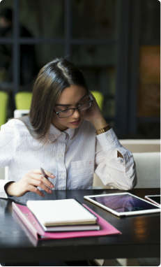 thoughtful-businesswoman-sitting-cafe
